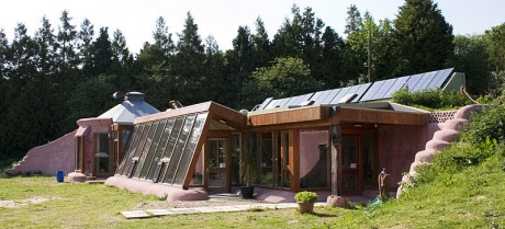 earthship-photo-by-dominic-alves-wikipedia